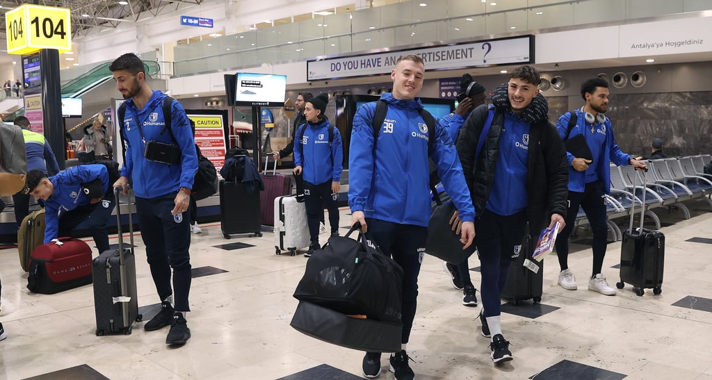 Bestens gelaunt ist der 1. FC Magdeburg – Daniel Elfadli, Cristiano Piccini, Baris Atik, Tim Schlitter, Edin Dzogovic, Amara Condé, Mohammed El Hankouri und Moritz-Broni Kwarteng (v. l.) – in der Türkei gelandet.