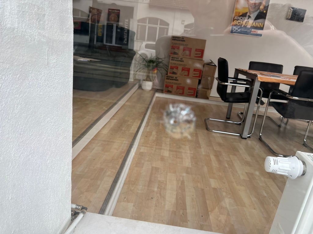 Ziel bislang unbekannter Täter war  das Büro des CDU-Landtagsabgeordneten Andreas Schumann in Magdeburg.