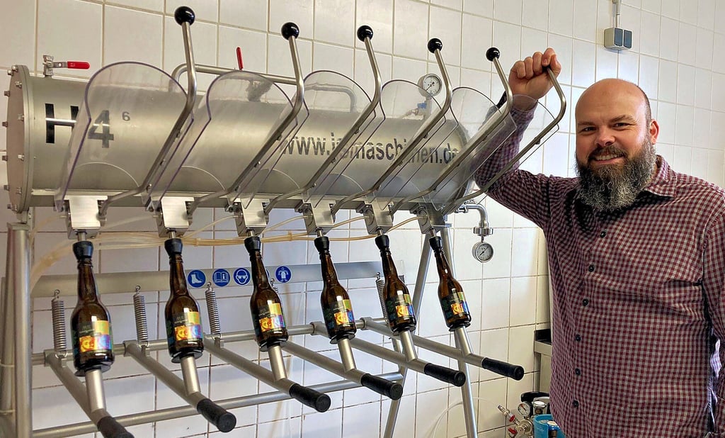 Hier kommt das Bier auf die Flasche: Braumeister Sebastian Ortelt an der Abfüllstation.