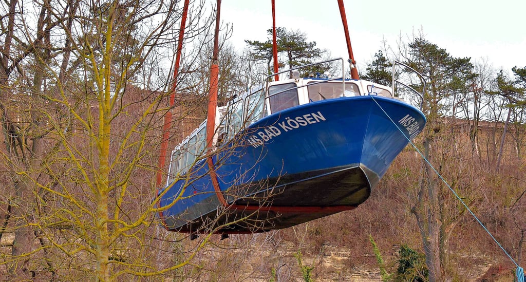 An der langen "Leine": die MS Bad Kösen auf dem Weg zur Werft in Mukrena.