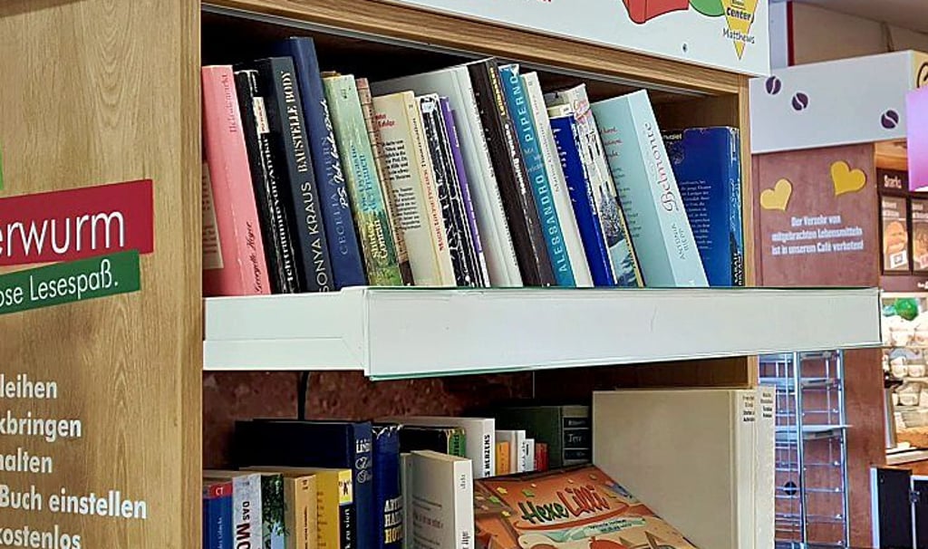 Das Büchertauschregal im E-Center an der Geschwister-Scholl-Straße. 