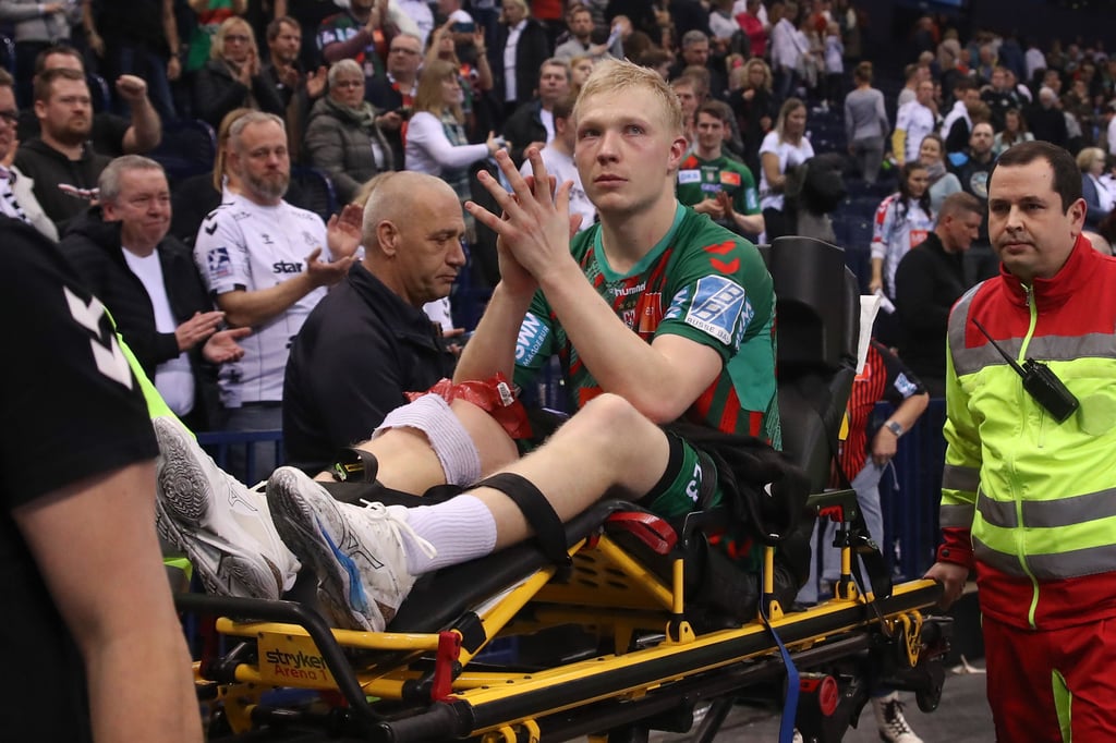Magnus Saugstrup wird unter großem Applaus der Zuschauer mit verbundenem rechten Knie aus dem Innenraum gefahren.