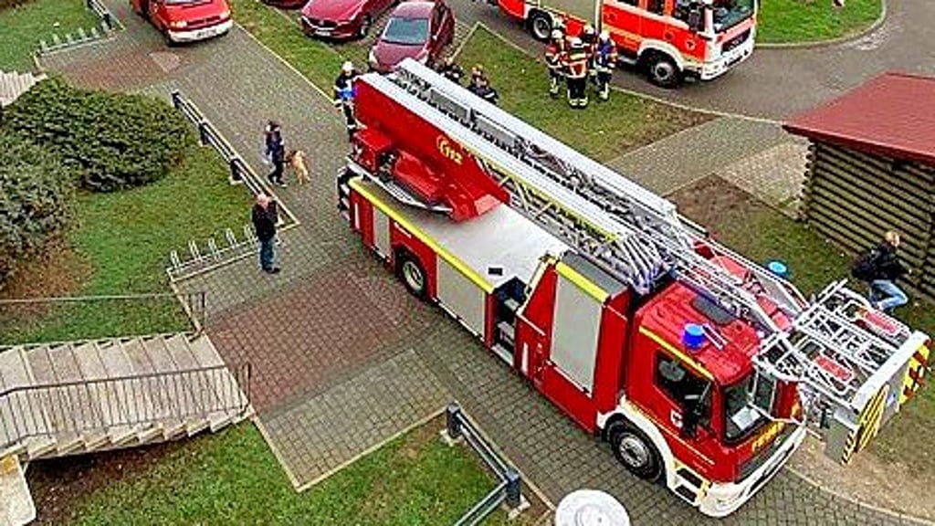 Einsatzaufgebot für das angebrannte Essen in der Schumann-Straße in Tangermünde.