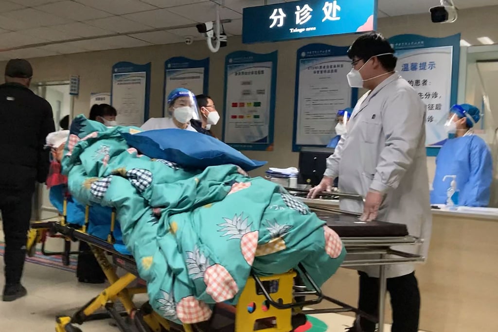 Überfüllte Krankhäuser: Nach dem Ende der rigorosen Null-Toleranz-Strategie in China verbreitet sich das Virus mit hoher Geschwindigkeit.