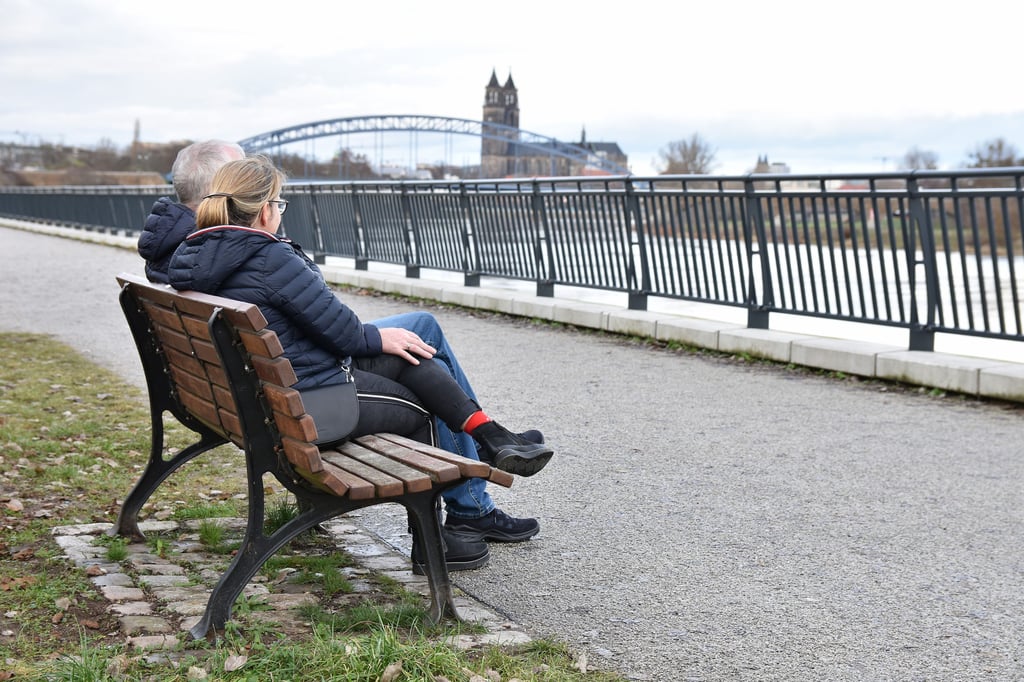 Idyllischer Rastplatz an der Elbe bei Buckau. Mit Blick auf den Magdeburger Dom. In den Stadtteilen sucht man dagegen oft vergeblich nach solchen Sitzbänken.