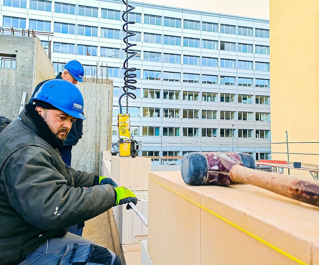 Hier wird genau Maß genommen: Inzwischen hat der Rohbau der neuen Synagoge die zweite Etage erreicht.