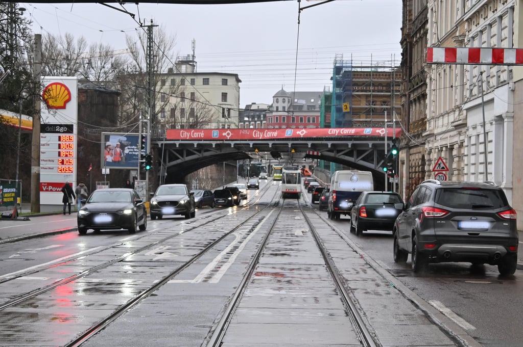 Blick in die Hallische Straße in Magdeburg. Die Hauptverbindung zwischen Innenstadt und dem Südwesten der Stadt soll voraussichtlich ab dem 6. März 2023 wegen Leitungsarbeiten für den Auto- und Straßenbahnverkehr voll gesperrt werden.