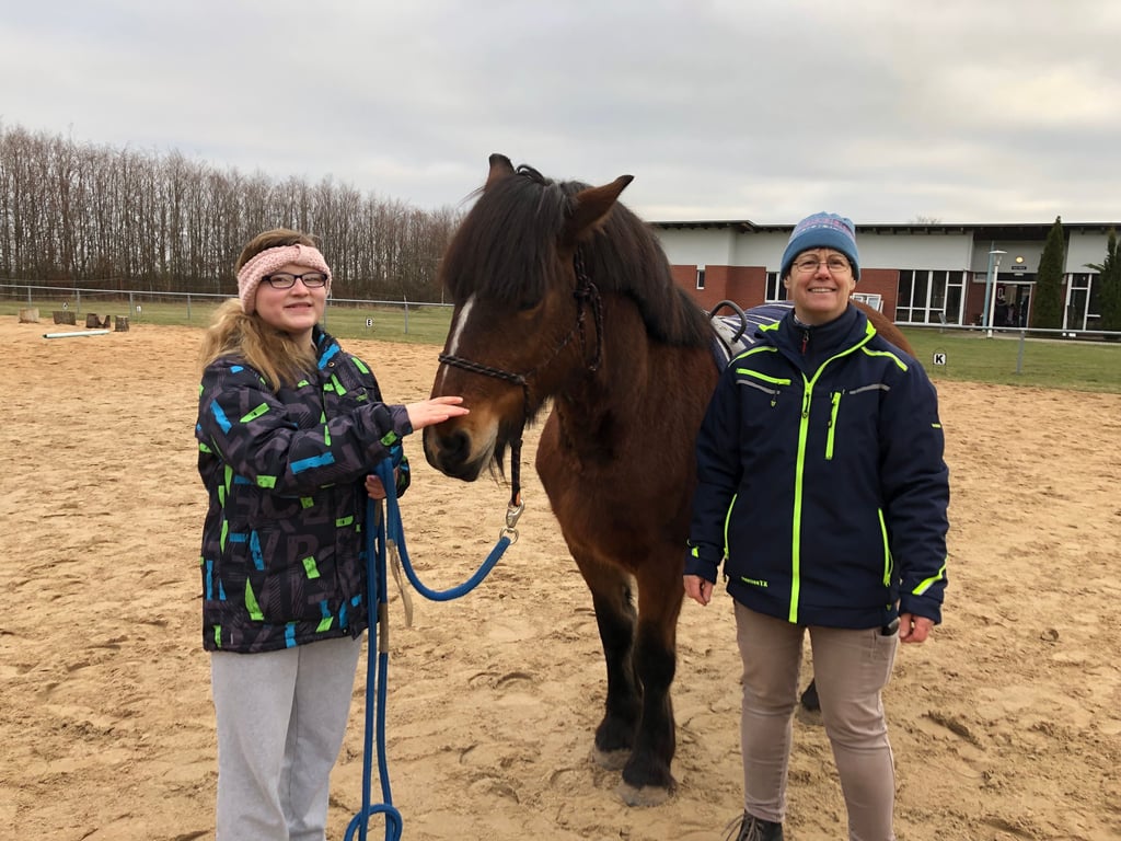 Reittherapeutin Anett Herrmann (r.) schult die 16-jährige Anne Mosch im Umgang mit Stute Rosel.
