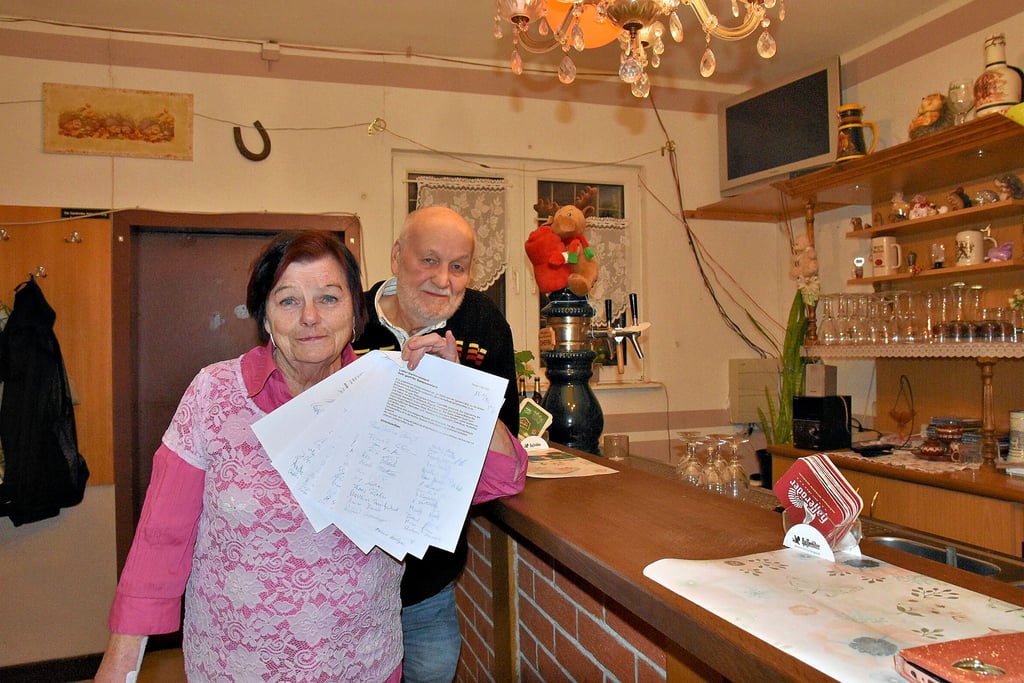 Dagmar Warnstedt (78) und Wolfgang Matthes (79) sind die guten Seelen im Gartenlokal "Zum Igel" in Magdeburg.