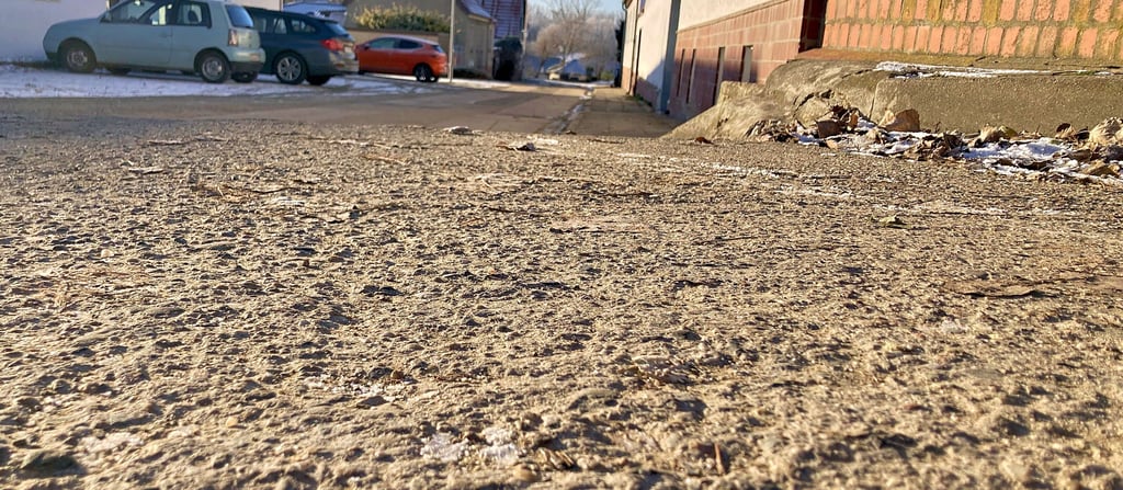 Die Feldstraße in Hausneindorf soll endlich ausgebaut werden. Doch in der Abstimmung gibt es Probleme.