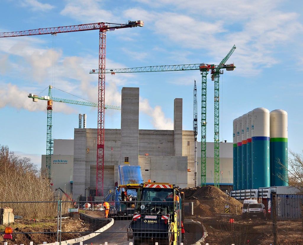 Neubau für eine Anlage im Müllheizkraftwerk Rothensee im Gewerbegebiet Nord in Magdeburg. In den vergangenen Wochen wurde unter anderem ein 35 Tonnen schwerer Speisewasserbehälter geliefert.