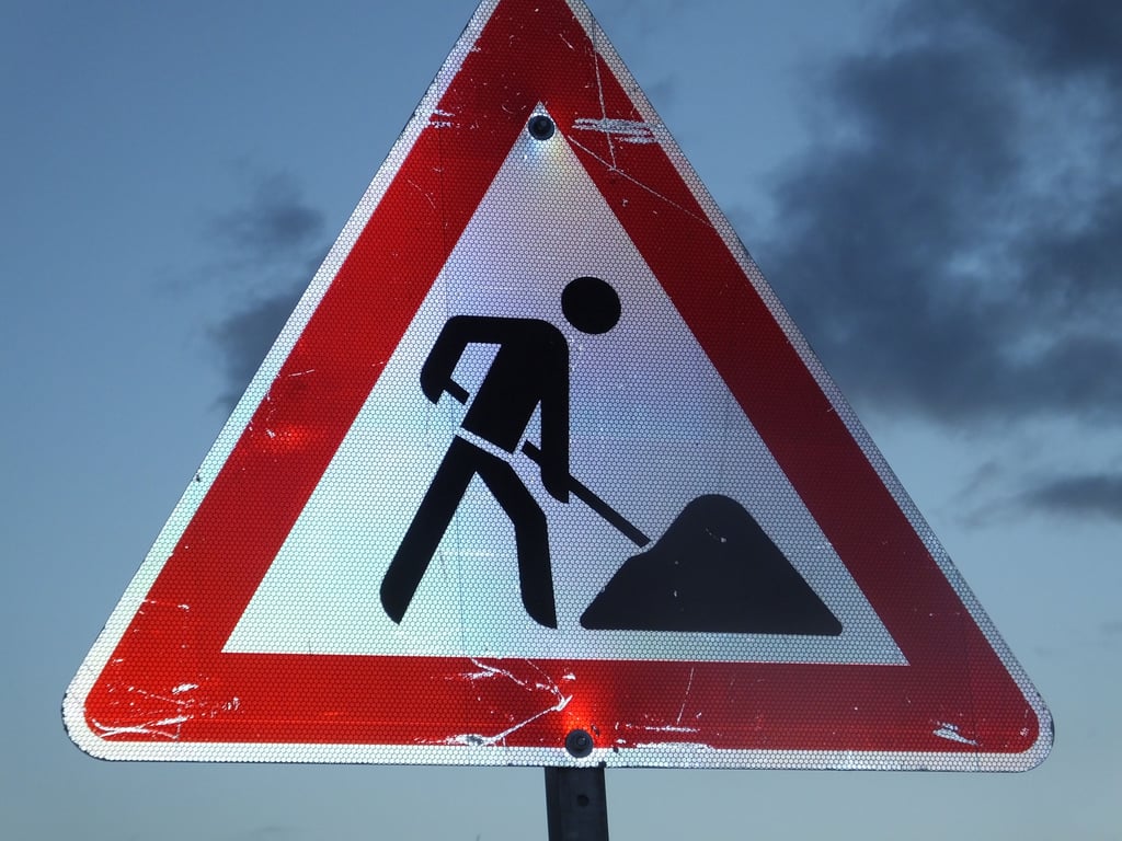 Ein Schild weist auf Bauarbeiten in Magdeburg hin.