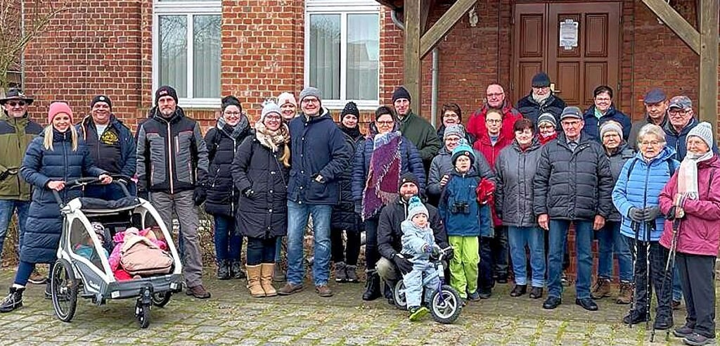 Bei trockenem Frist, also idealem Wanderwetter, trafen sich die Everinger, um in die nähere Umgebung zu starten. Alt und jung gingen gemeinsam los, aßen später zusammen und hatten sich viel zu erzählen.