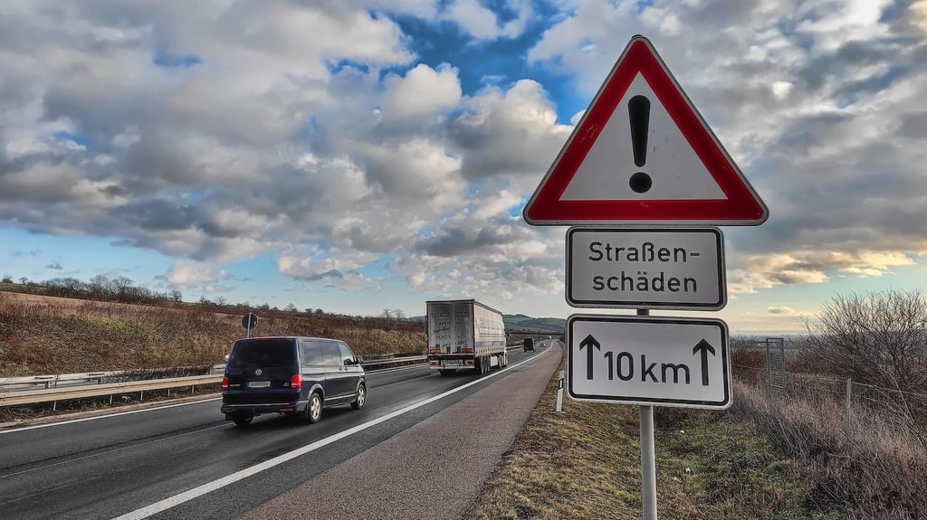 Mit diesen Schildern warnt die GmbH vor den Schäden im Fahrbahnbelag der A38, die teils plötzlich auftreten.