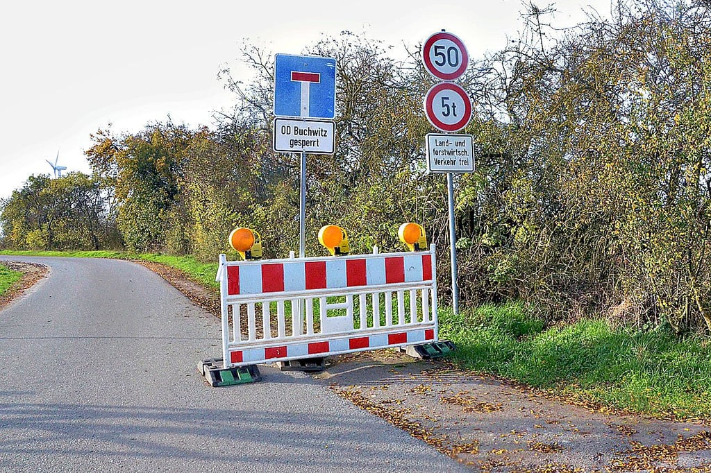 Der asphaltierte Weg von der B 190 nach Buchwitz ist seit Beginn der Bauarbeiten am Fuchsbergkreisel gesperrt.