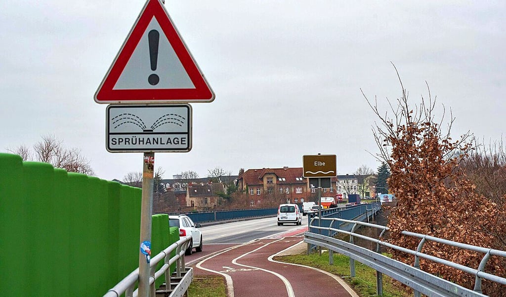 An der Elbebrücke kurz vor Roßlau wird gebaut.