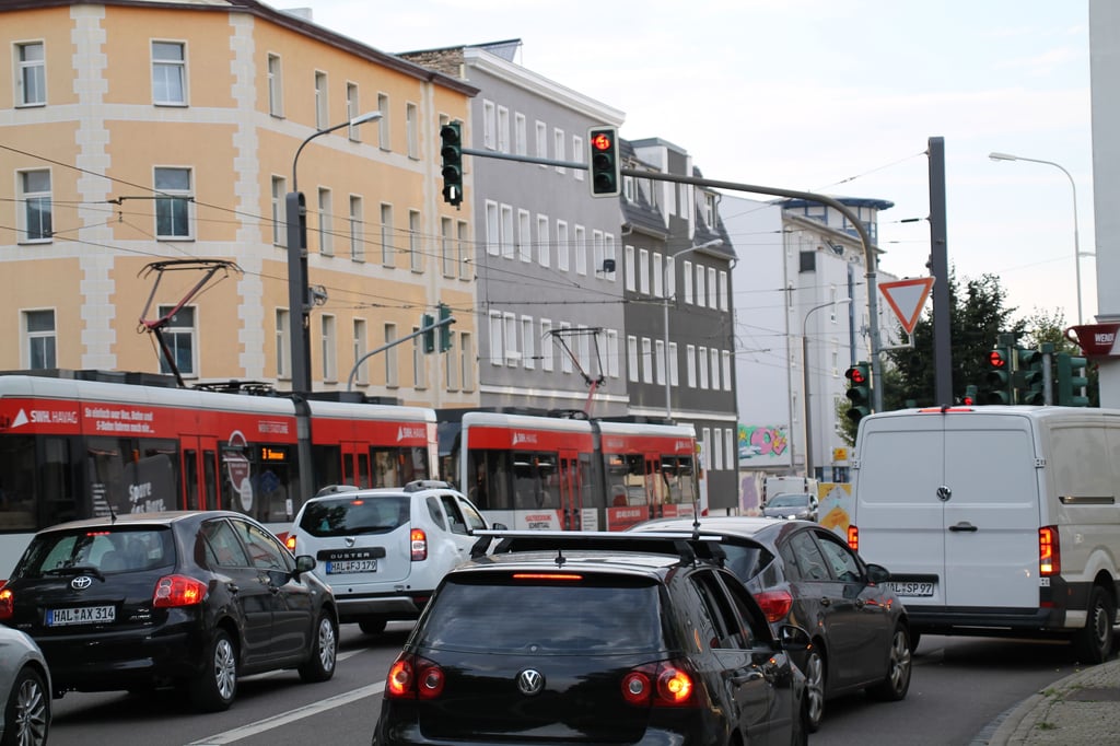 Die Kreuzung Huttenstraße Ecke Elsa-Brändström-Straße überqueren täglich viele Autos.