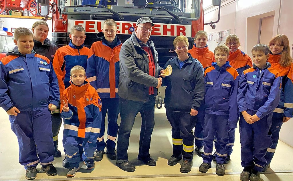 Die Jugendabteilung der Dingelstedter Feuerwehr mit Jugendwartin Ramona Krems und Ernst Mahler vom Heimatverein.