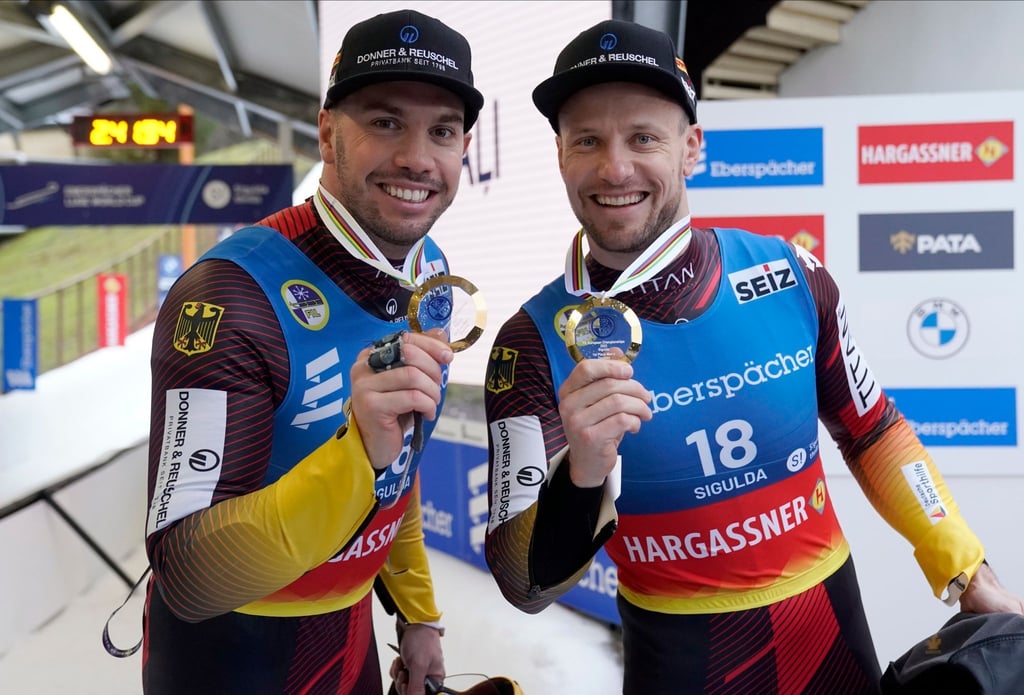 Tobias Wendl und Tobias Arlt zeigen nach der Siegerehrung ihre EM-Goldmedaillen.