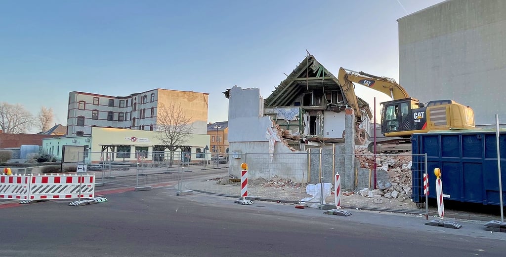 Der Abriss an der Einfahrt zum Bahnhof in Tangerhütte läuft.