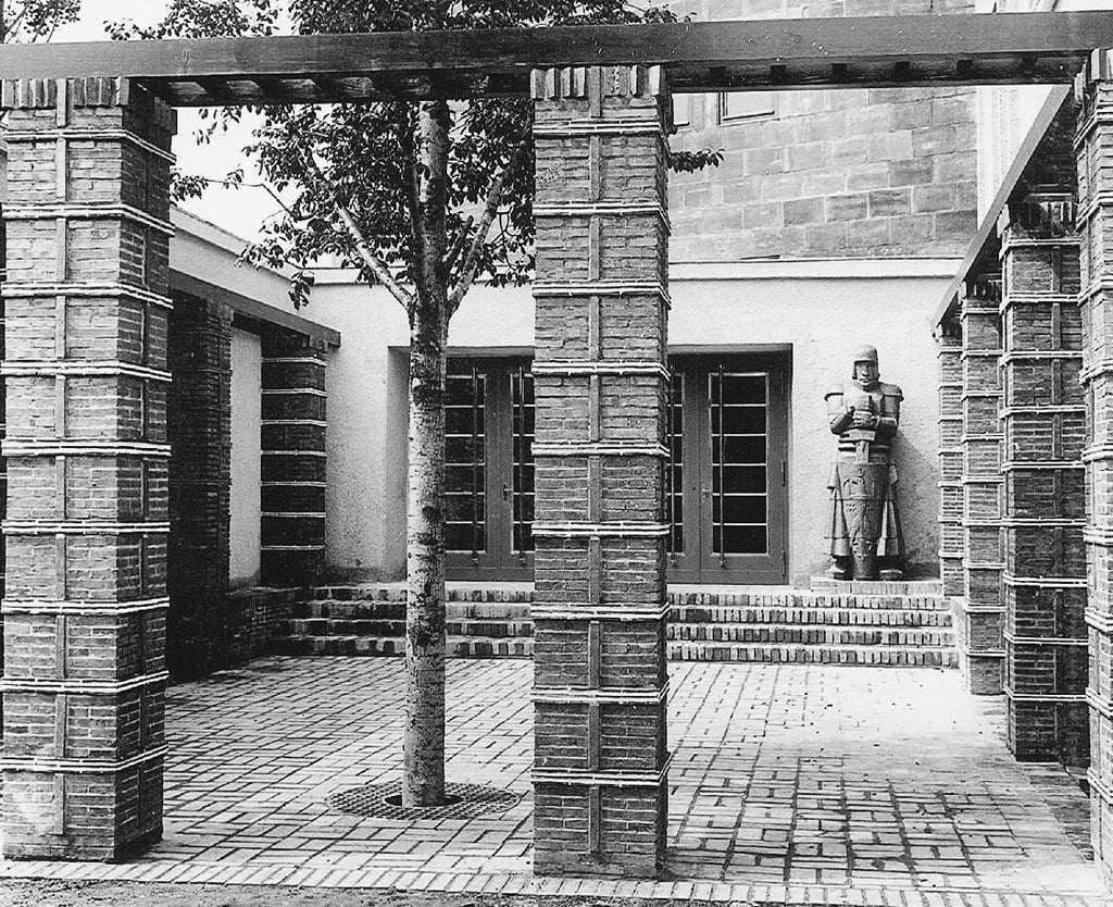 Der eigentliche Eingang hatte den Charakter eines kleinen Hofes und war mit Pergolen/Kolonnaden umgeben.