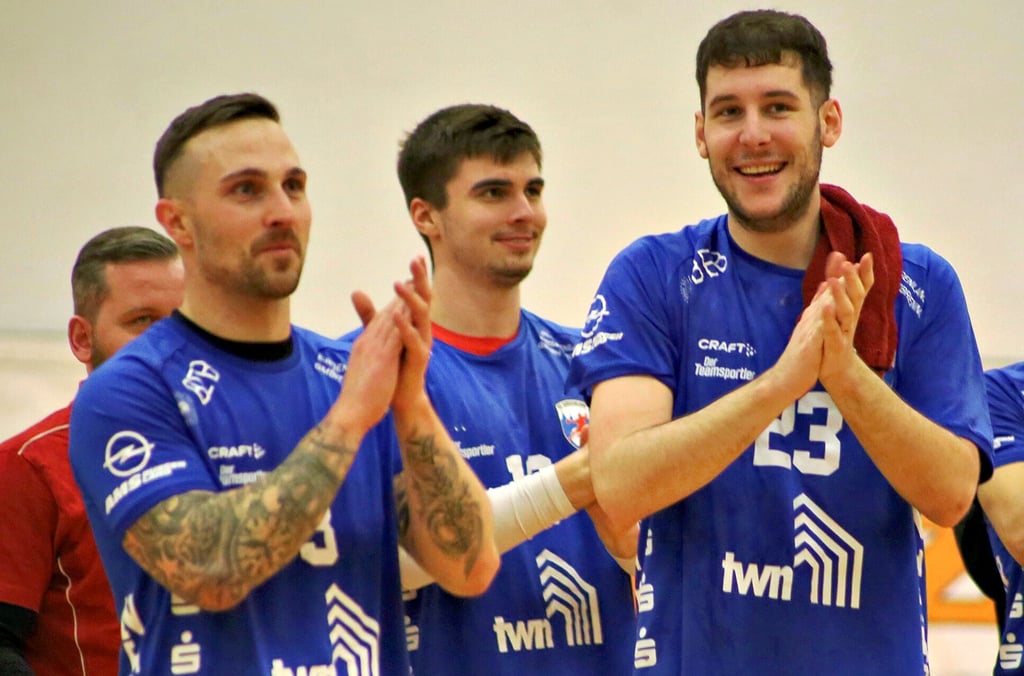 Kevin Szep-Kis (v.r.) - hier mit Mirco Fritzsche und Kapitän Kenny Dober im Naumburger „Euroville“ nach dem 32:30-Heimsieg am vergangenen Samstag im Spitzenspiel gegen Verfolger Köthen - verlässt nach dieser Saison den HC Burgenland in Richtung Saarlouis.