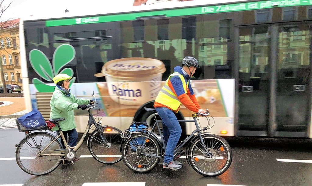 Annelies Dörge und Frank Brune vom ADFC auf dem Radfahrstreifen, der Abstand zum Bus beträgt keinen halben Meter.