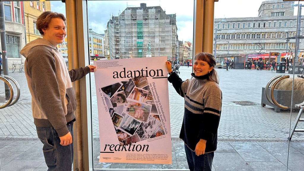 Luisa Kaiser und Moritz Geyer legten mit anderen Studenten erst einmal Hand an, bevor die Plakate im Kaufhof aufgehängt werden konnten.