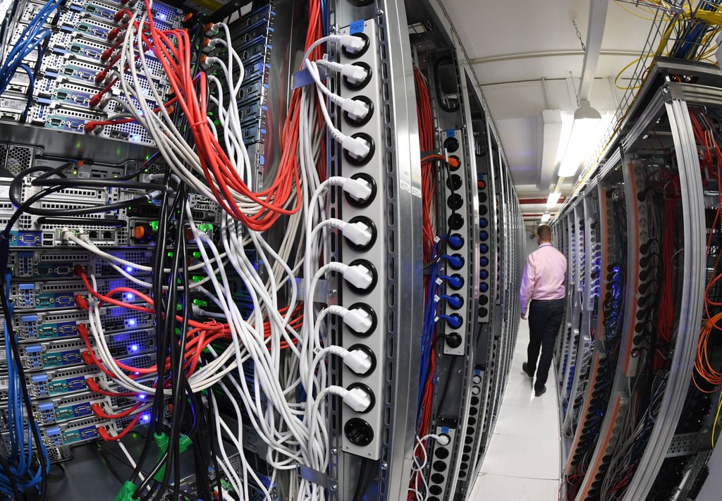 Blick in einen Serverraum eines Rechenzentrums. Die PCs erzeugen eine Menge Wärme, die genutzt werden könnte.
