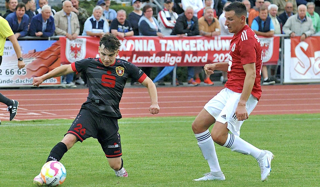 Szene aus dem Hinspiel: Alexander Schleicher (links, 1. FC Lok Stendal) gegen Richard Liebisch (Saxonia Tangermünde).