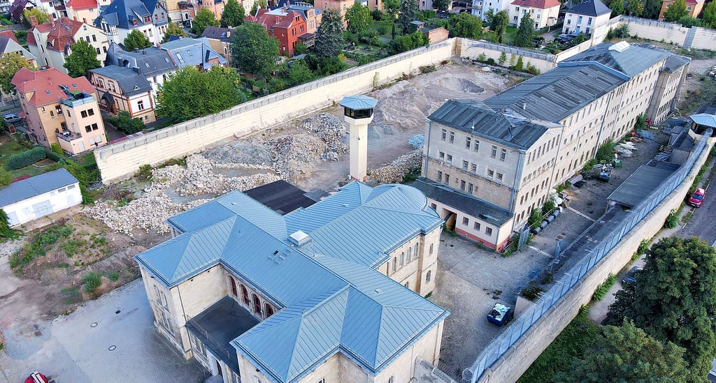Das denkmalgeschützte Schwurgerichtsgebäude im Bildvordergrund bleibt, ansonsten werden in den kommenden Monaten die Bagger die Reste des ehemaligen Gefängnisses am Salztor dem Erdboden gleichmachen.