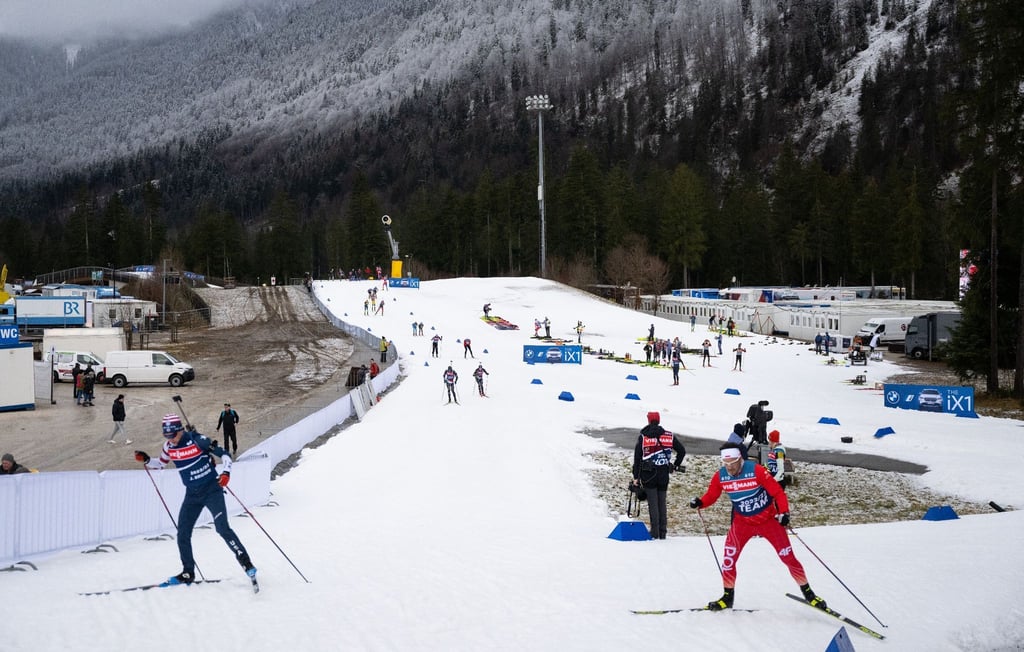 Die mit Kunstschnee präparierte Strecke in Ruhpolding hält zunächst.