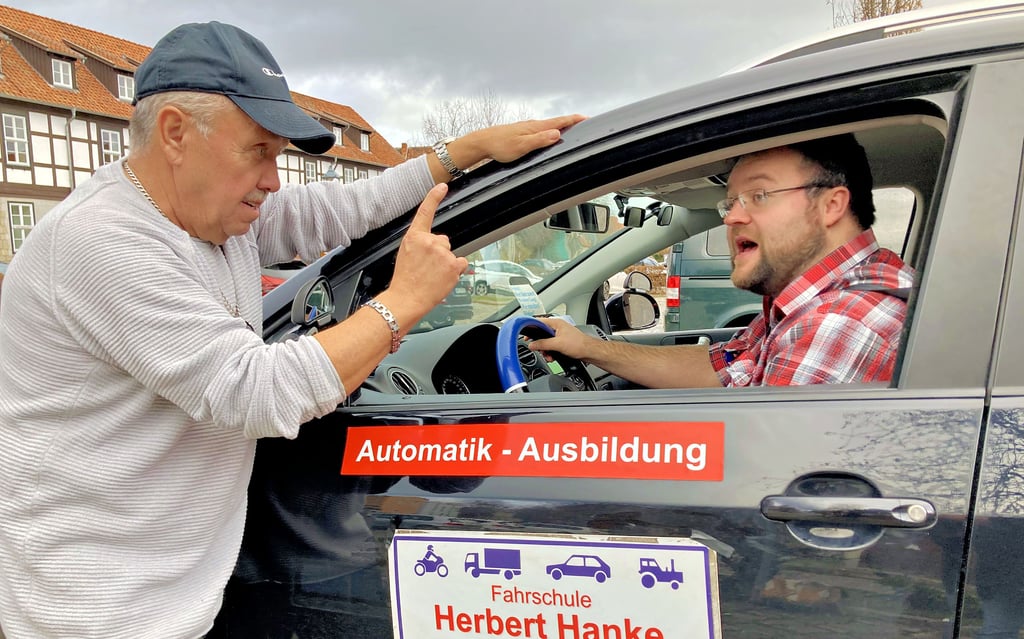 Streng ist Herbert Hanke eher nicht, gibt seinen Schützlingen viele nützliche Tipps. Ausreden von „Prüfling“ Kjell Sonnemann lässt er jedoch nicht durchgehen.