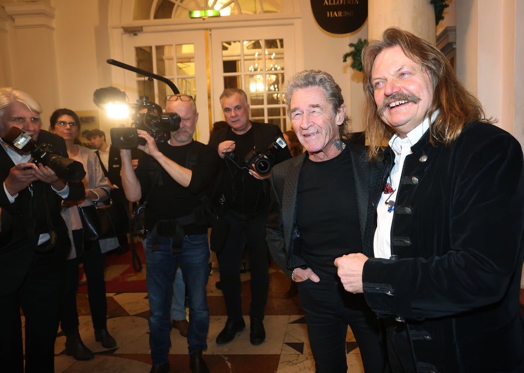 Sänger Peter Maffay (2.v.r.) steht mit dem Musiker und Musikproduzenten Leslie Mandoki (r) bei dessen Geburtstagsfeier zusammen.