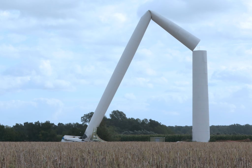 Im Landkreis Rostock knickte der Ostssee-Sturm ein Windrad um.