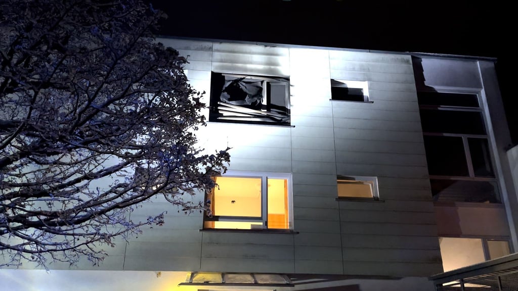 Ein rußgeschwärztes Fenster auf einer oberen Etage der Pflegeeinrichtung.