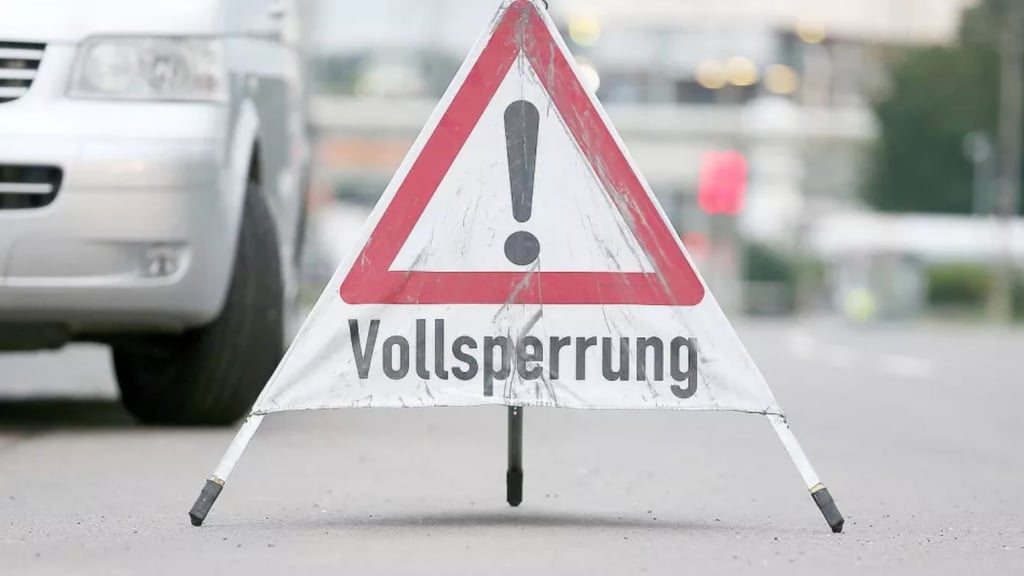 Nach einem Unfall: Auf der Bundesstraße B246a kommt es bei Plötzky zwischen Burg und Schönebeck in beiden Richtungen zu einer Vollsperrung. Symbolbild:
