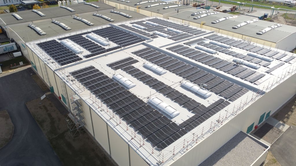 Der Schmierstoff-Hersteller Addinol in Leuna hat seine neue Halle mit einem Solar-Dach ausgestattet.