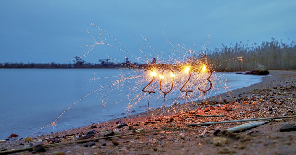 Silvester am Gremminer See: Im Hintergrund zu sehen sind die Bagger von Ferropolis, der Stadt aus Eisen bei Gräfenhainichen.