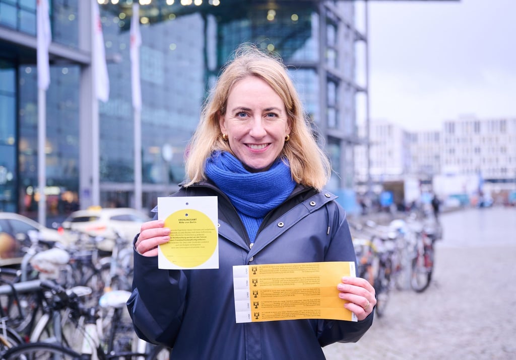 Almut Neumann, Bezirksstadträtin (Bündnis 90/Die Grünen), lächelt.