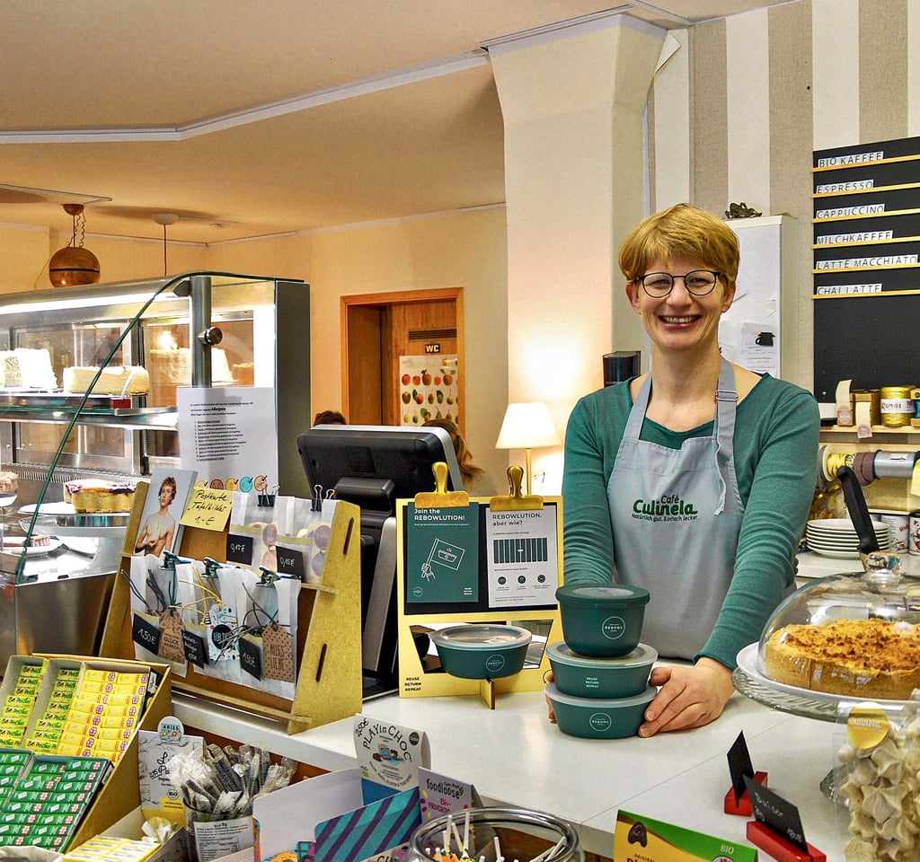 Seit der Corona-Pandemie können Suppen und kleine Speisen im Wittenberger Café Culinela in Mehrwegverpackungen von „Rebowl“ gekauft werden. Für die Schalen nimmt Inhaberin Michaela Fiedler ein Pfand von fünf Euro.