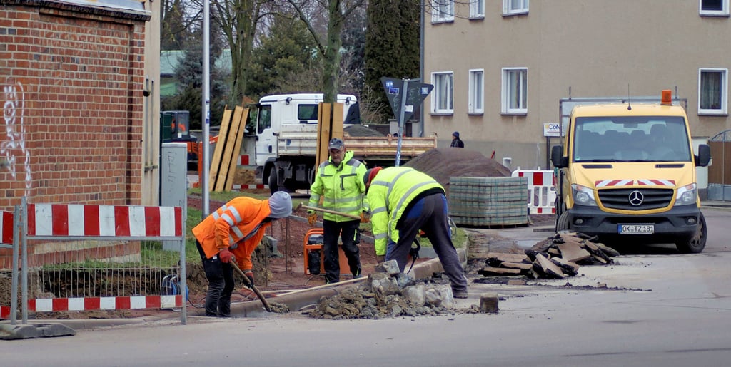 Die Arbeiten am neuen Gehweg in der Plankener Straße in Meseberg laufen derzeit auf Hochtouren. Der erste Bauabschnitt hat eine Länge von 145 Metern und beginnt an der Kreuzung Dorfstraße.