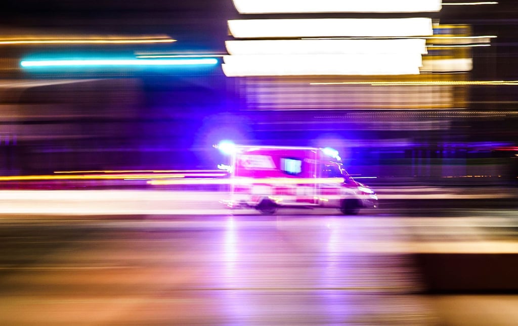 Ein Rettungsfahrzeug ist mit Blaulicht unterwegs.