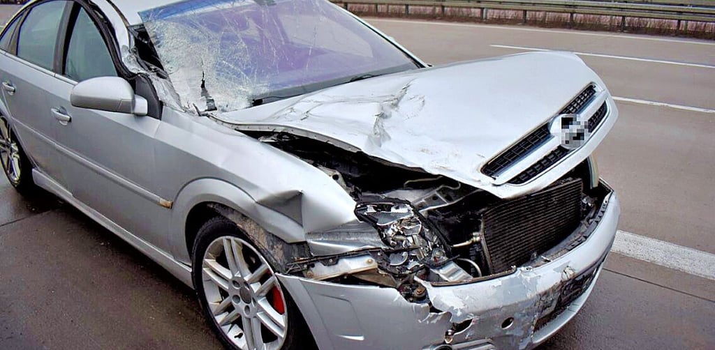 Der Opel wurde im Frontbereich stark beschädigt.