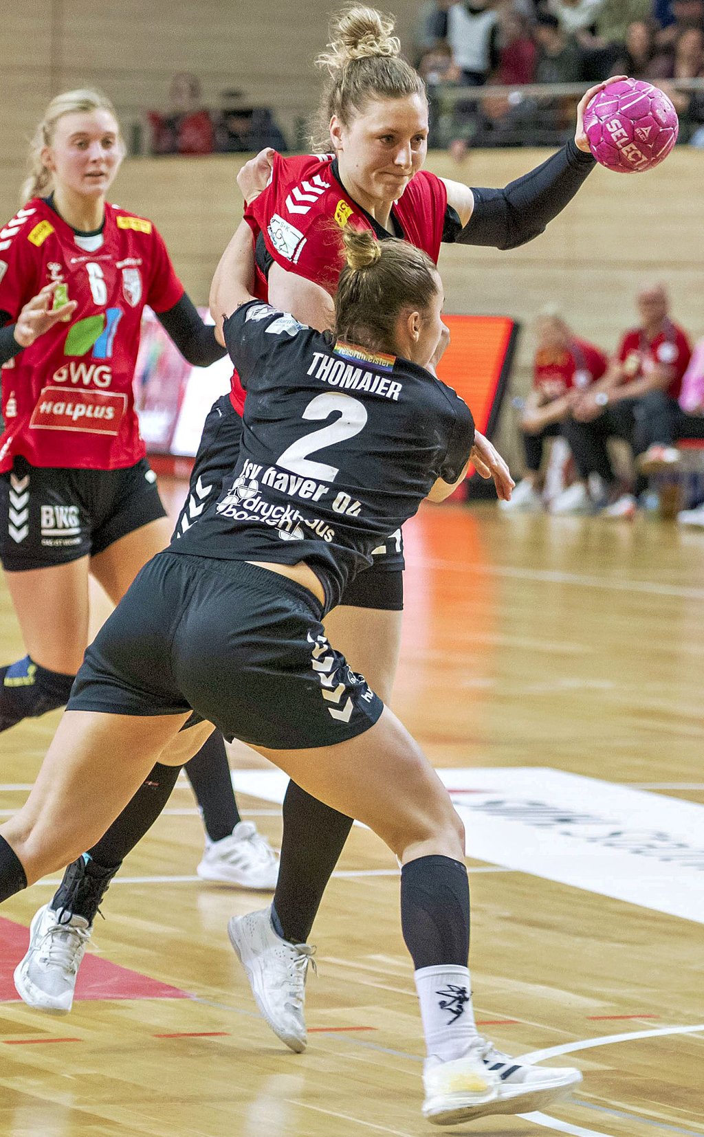 Helena Mikkelsen kommt an Mareike Thomaier nicht vorbei.