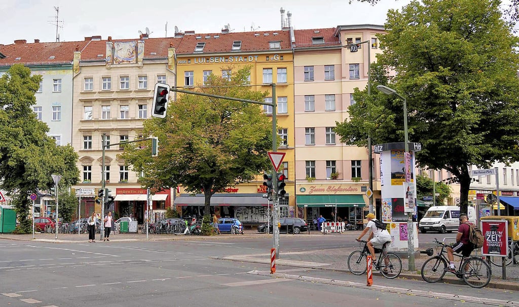 Die Oranienstraße und der Rio-Reiser-Platz in Berlin-Kreuzberg sind gentrifizierte Lagen in der Hauptstadt. Billig wohnen ist hier schon lange her.