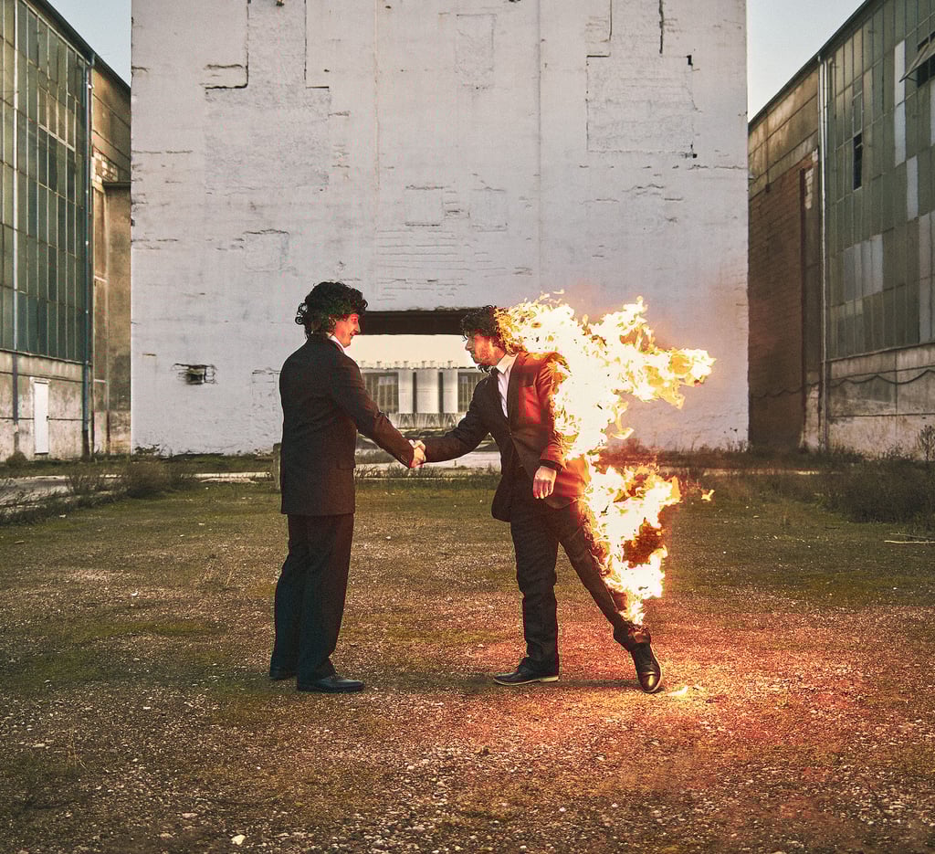 Stefan Walther hat das Cover vom Pink-Floyd-Album „Wish You Were Here“ nachgestellt. Walther (rechts) brannte, sein Freund Steffen Baum reichte ihm die Hand. Das Foto ist ein Dankeschön von Walther an Baum.
