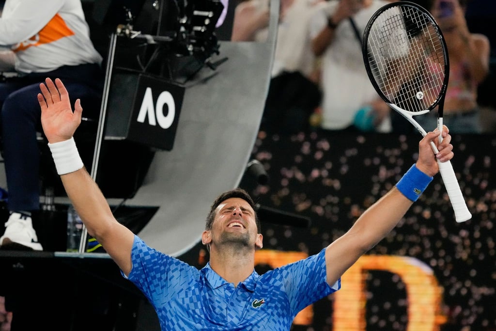Novak Djokovic feiert seinen Sieg zum Auftakt der Australian Open.