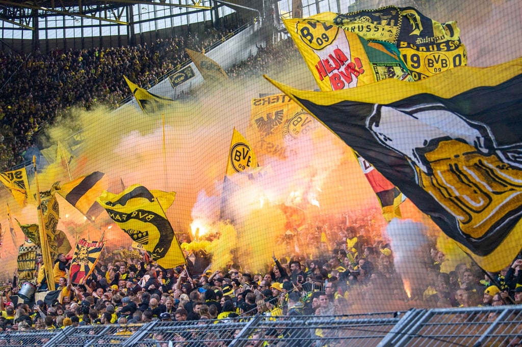 Die Dortmunder Fans zündeten Pyrotechnik.