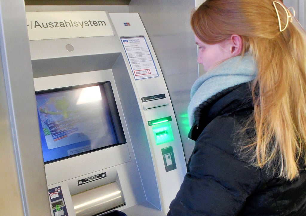 An immer mehr Automaten lässt sich inzwischen über eine NFC-Schnittstelle Geld abheben, auch im Landkreis Börde.